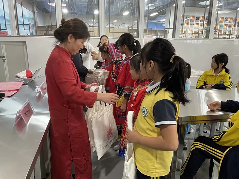 邵陽市五里牌小學“民族團結話中秋”活動在玖味中醫藥膳研學實踐教育基地順利舉行