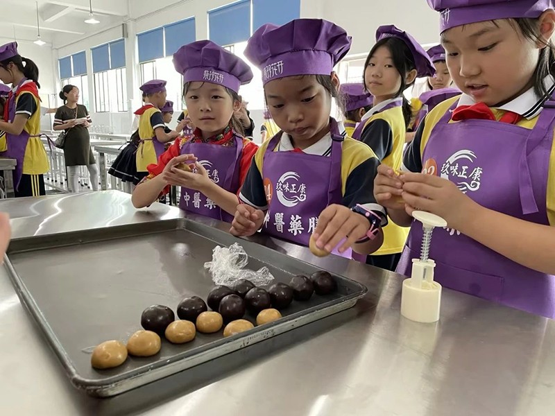 邵陽市五里牌小學“民族團結話中秋”活動在玖味中醫藥膳研學實踐教育基地順利舉行